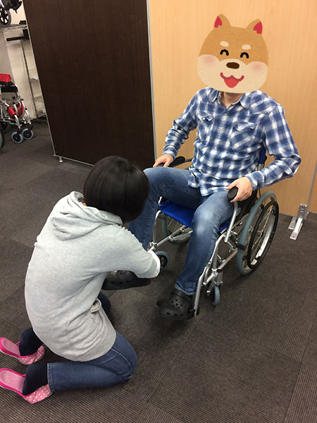 車椅子とスタッフ