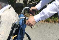 車椅子介助者の手元