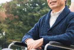 車椅子で笑顔の父