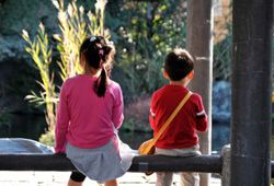 ベンチに座る子供のイメージ