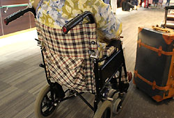 車椅子に座るおばあちゃん