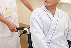 介助者と利用者が会話をしているイメージ