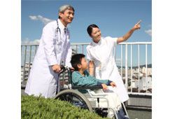 子供と車椅子のイメージ