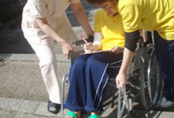 階段で車椅子を持ち上げるイメージ
