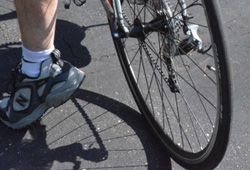 自転車と足のイメージ