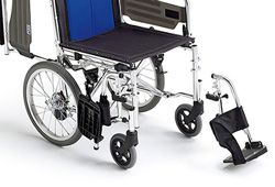 介助式で脚部が開く車椅子