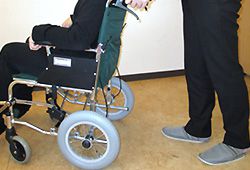 車椅子に乗るイメージ
