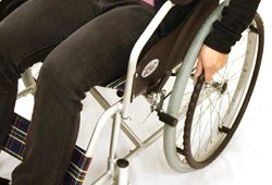 車椅子を漕ぐイメージ