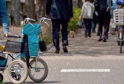外の車椅子のイメージ