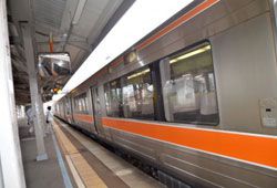 車椅子と電車のイメージ画像
