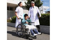 車椅子に乗る子供